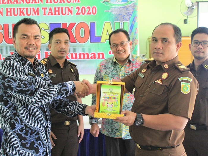 Kejari Kampar dan Disdikpora Gelar Kegiatan 'Jaksa Masuk Sekolah' di SMPN 2 dan 3 Tambang 