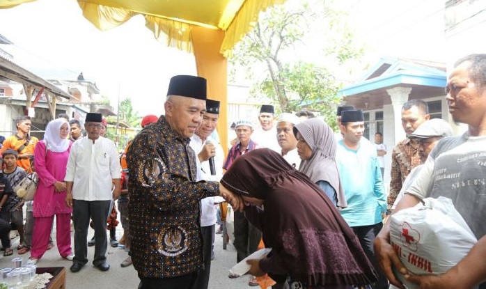 Tinjau Lokasi dan Korban Kebakaran di Tembilahan, Gubri Serahkan Bantuan