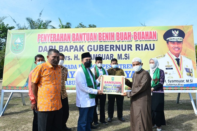 Gubernur Riau Serahkan Bantuan Bibit Buah di Ponpes  Bidayatul Hidayah  Ujung Tanjung