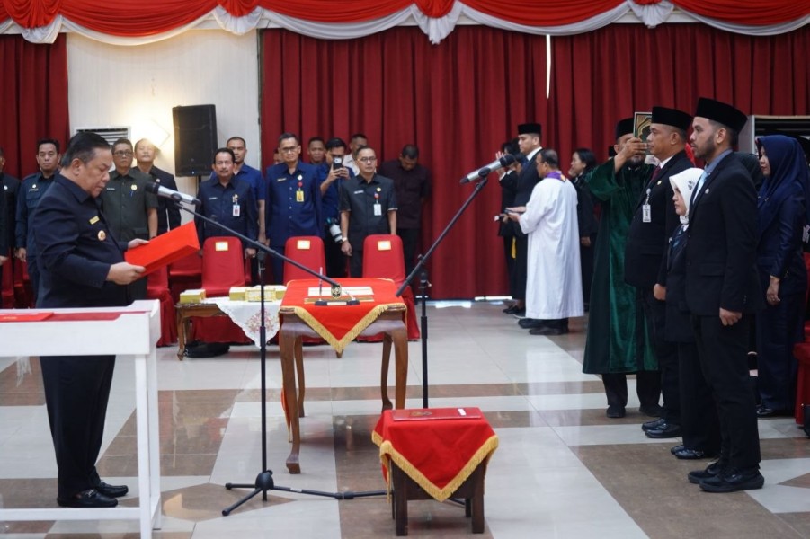 Plt Gubri Lantik 77 Kepala Sekolah SMA/SMK dan SLB Negeri di Riau