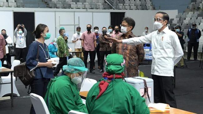 Tinjau Istora, Jokowi Ingin Percepat Vaksinasi di Luar Nakes