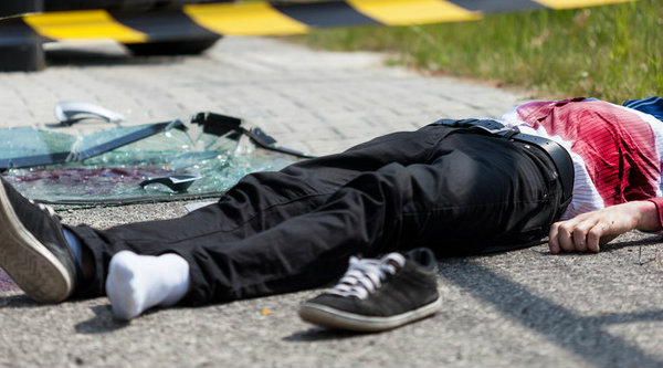 Brakkk... Dihantam L300, Dua Pemuda  Terkapar di Jalan, Satu Meninggal