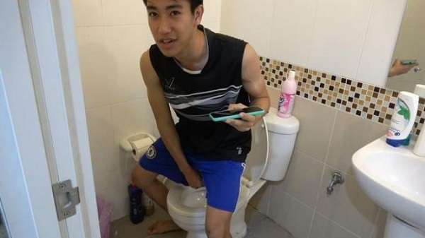 Sedang Jongkok di Toilet, Mahasiswa Ini  Terpekik Kesakitan, Ternyata Kemaluannya Digigit Ular...