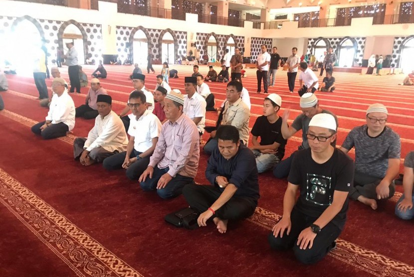 15 Turis Muslim China Menangis Dengar Kumandang Adzan di Masjid Raya Sumatra Barat