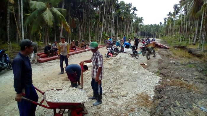Tembuskan Jalan Enok-Benteng, Rosman Malomo Sumbangkan 5 Tronton Pasir dan Batu