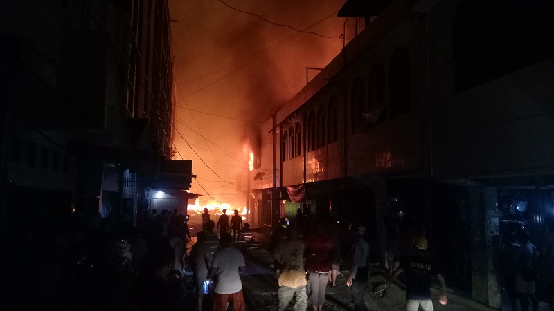 Kebakaran Hebat Landa Pasar Tembilahan, Ratusan Kios Diduga Terbakar