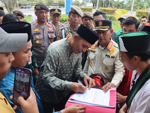Bupati Indragiri Hilir Herman Turun Langsung Tanggapi Aksi Mahasiswa Terkait Kerusakan Kebun