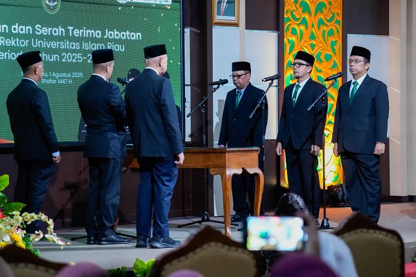 Staf Ahli Bupati Kampar Hadiri Pelantikan dan Serah Terima Jabatan Wakil Rektor UIR Periode 2025–2029