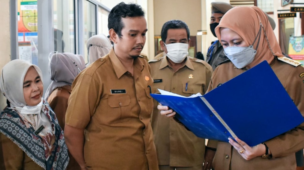 Bupati Inhu Sidak Kantor Camat dan Puskesmas