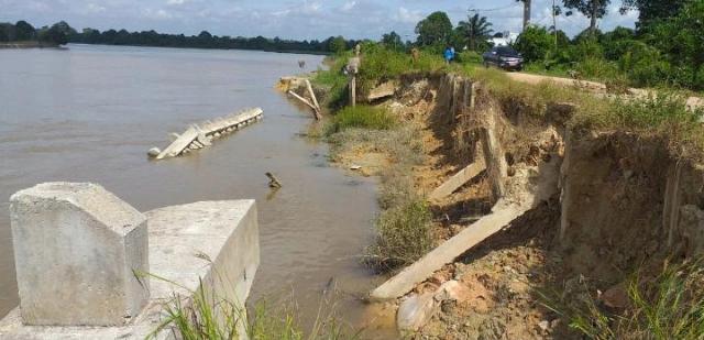 Turap Roboh Lagi, Alam Bongkar Dugaan Proyek Asal Jadi, Begini Respon PUPR Pelalawan