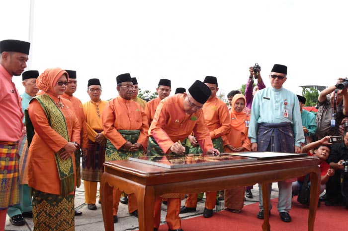 Kado HUT Riau, Gubernur Riau  Resmikan Gedung Bedah Sentral Terpadu RSUD Arifin Achmad