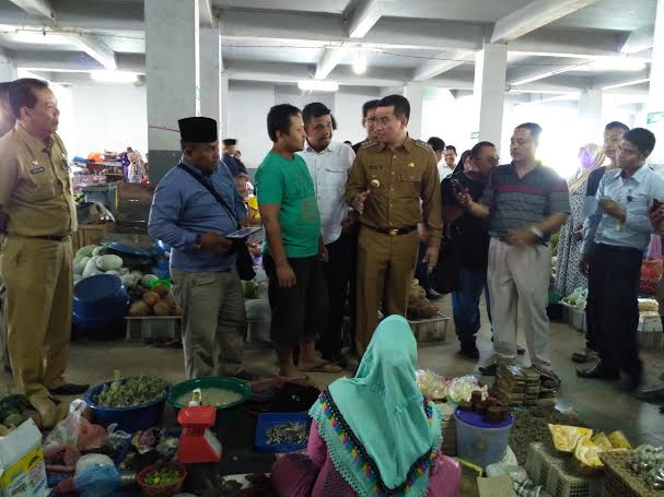 Gelar RUPS, Bupati Suparman Minta Fasilitas Pasar Modern Kampung Padang Dilengkapi