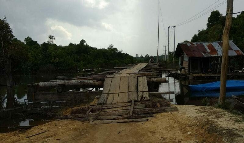 Kasihan Warga Tambak, Sudahlah Jembatan Lapuk, Akses Darat Malah Putus Diterjang Banjir