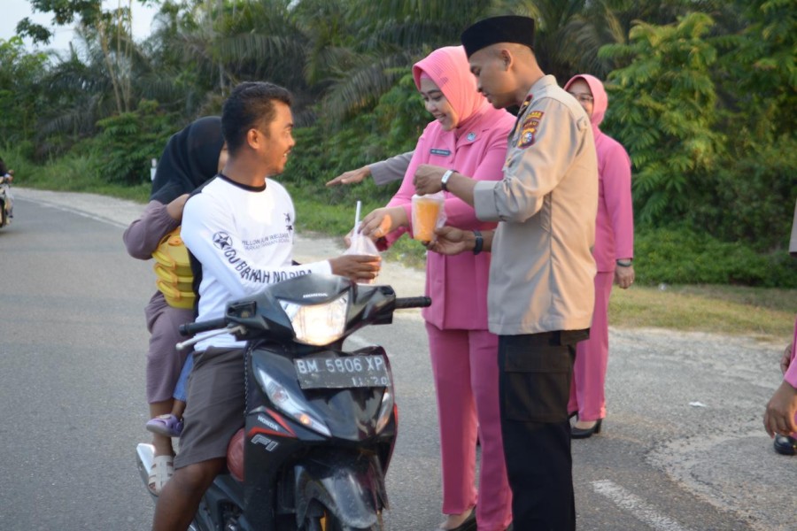 Di Ramadhan Karim Polsek Benai Berbagi Takjil Kepengendera Sepeda Motor