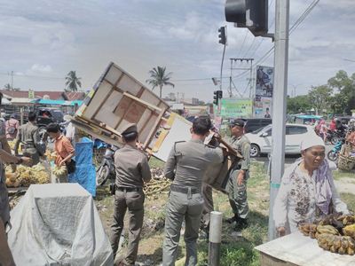 Tak Ada Perlawanan, Ratusan Lapak PKL di Yos Sudarso Tembilahan Dibongkar