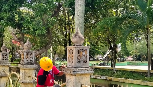 PT KSM Bantu Perbaikan Pagar Taman Kota Pasir Pengaraian