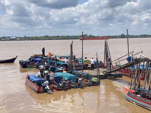 Pelabuhan Tembilahan Ramai Dipadati Warga Luar Daerah yang Kembali Bekerja Menggunakan Speedboat di Hari Kedua Ramadhan