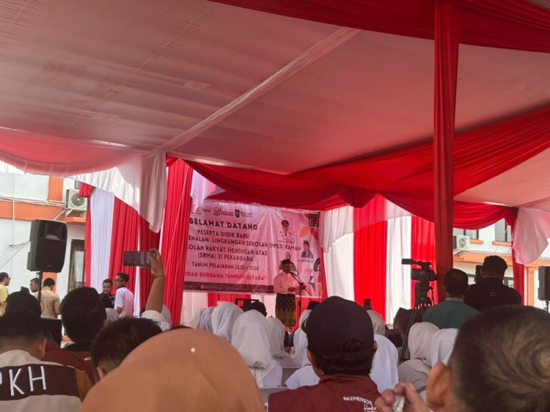 Gubri Ingatkan Disiplin dan Ketekunan Siswa Sekolah Rakyat