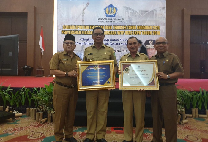 Diserahkan Gubri, Bupati Rohil Terima Piagam WTP atas LKPD 2018