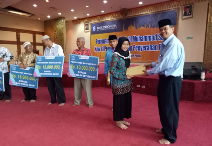 BI Riau Serahkan PSBI untuk 3 Masjid, 1 Musalla dan 100 Anak Yatim di Pekanbaru