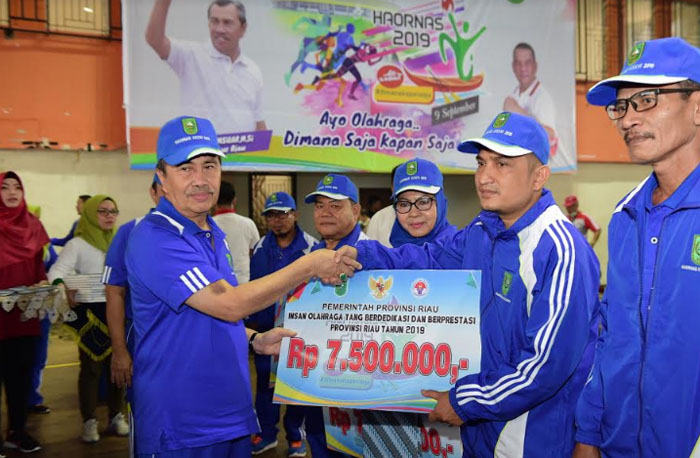 Haornas XXXVI 2019, Pemprov Riau Serahkan Penghargaan Pada Atlet dan Pelatih Berprestasi