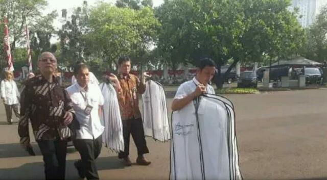 Ini Penampakan Saat Pegawai Istana Bawa Banyak Baju Putih, untuk Para Menteri?