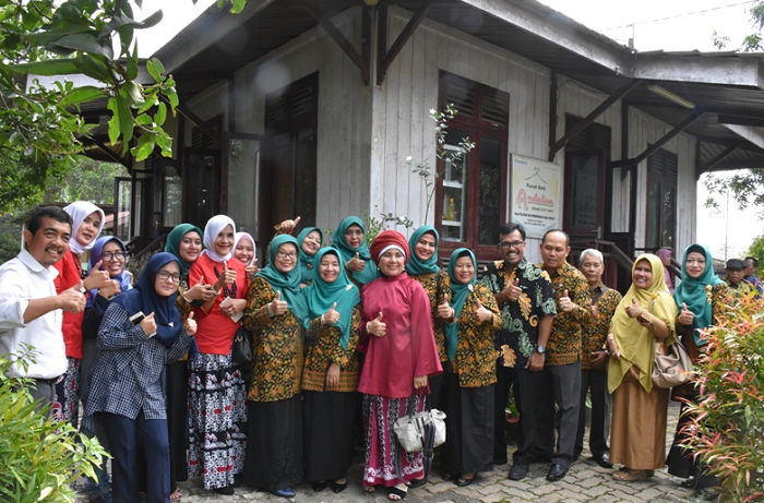 Kunjungi Rumah Batik Andalan Binaan PT RAPP, Dekranasda Tertarik Kembangkan Batik Kampar.