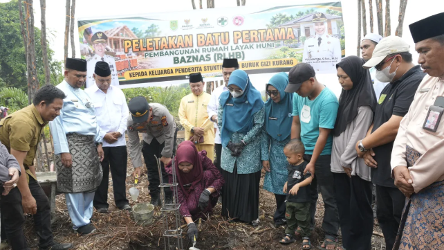 Tekan Risiko Stunting, Yuliantini dan Katerina Letakkan Batu Pertama Pembangunan Rumah Layak Huni di Sungai Luar