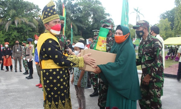 HUT RI Ke-76,  Gubernur Riau Lakukan Pembagian Paket Sembako