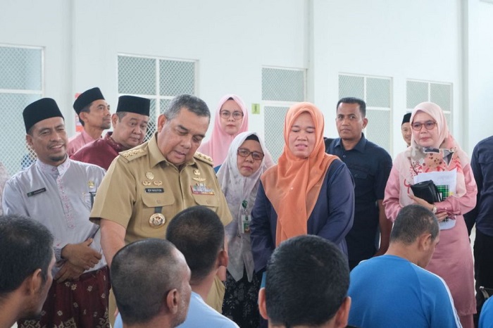 Gubernur Riau Edy Natar Kunjungi Pasien ODGJ di RSJ Tampan