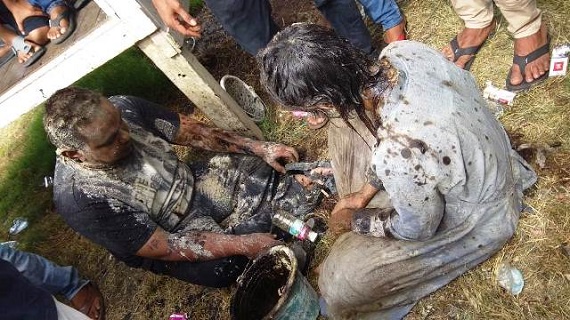 PENAMPAKAN....Digerebek Mesum, Manejer Hotel di  Dimandikan Air Comberan