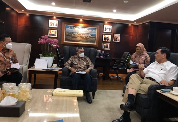 Menko Luhut Pandjaitan  Langsung Telepon Sejumlah Menteri di Depan Syamsuar,  Pastikan  Segera Turun ke Riau...