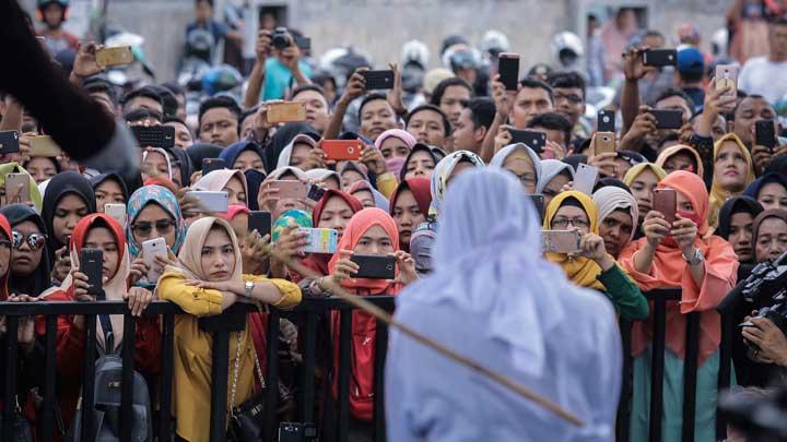 Sepasang Kekasih Ini Dicambuk Gara-gara Mesra-mesraan di Halaman Masjid Raya Baiturrahman