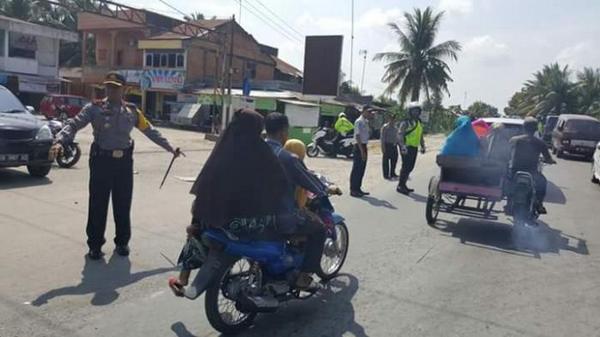 Pantau Kemacetan di Lintas Barat Sumbar-Riau, Kapolres Kampar Ikut Atur Lalu Lintas