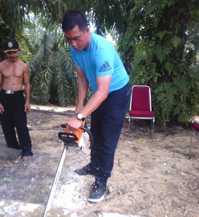 Beri Semangat  Petugas Kebersihan, Bupati Rohul Suparman Ikut Pegang Sapu dan Chainsaw