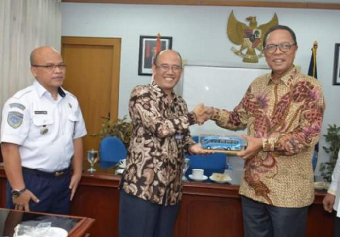 Bupati Kampar Minta Penambahan Bus ke Kementerian Perhubungan