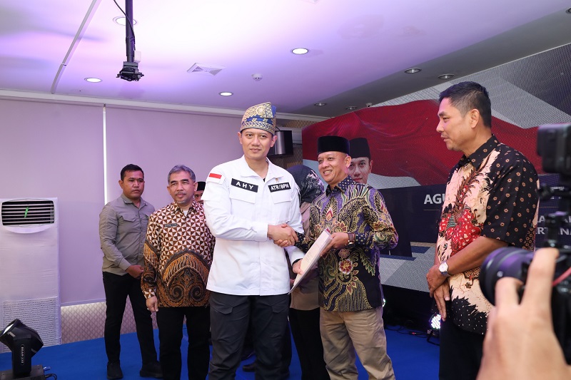 AHY Perdana Serahkan Sertifikat Elektronik di Pekanbaru