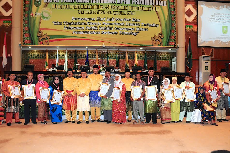 Paripurna HUT ke-59 Riau, 20 Tokoh dan Pejuang Riau Terima Penghargaan Tertinggi