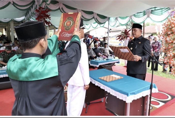 Bupati Herman Lantik Kades Sekara, Berikut Pesannya...