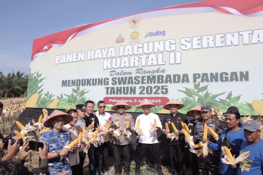 Polda Riau Panen Raya Jagung di Uka