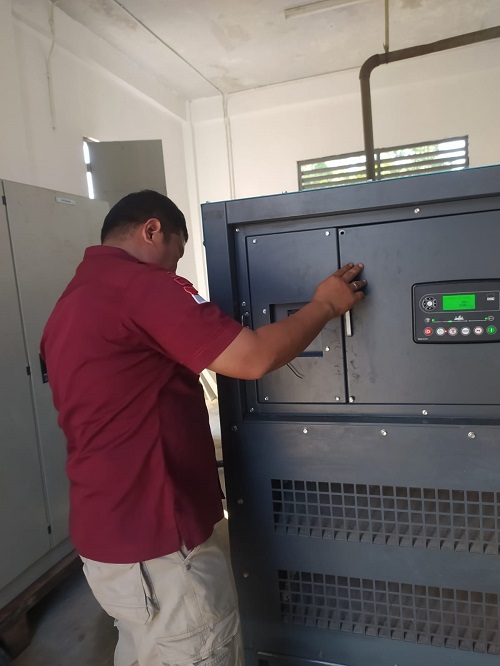 Pastikan Genset Siap Beroperasi, Kaur Umum Lapas Narkotika Rumbai Rutin Lakukan Pengecekan dan Perawatan