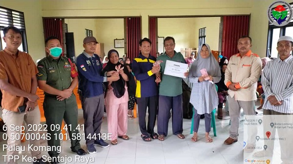 Bantu Ekonomi Warga, Pemdes Pulau Komang Salurkan BLT DD Tahap III