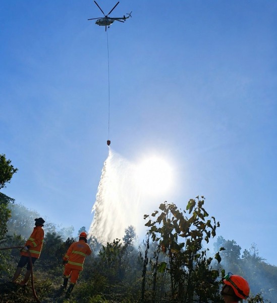 Kembali Muncul, Helikopter Dikerahkan Padamkan Karhutla di Riau