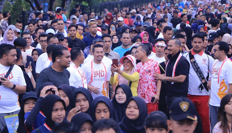 Sembari Fun Walk Hari Jadi Pekanbaru 240, Risnandar Bagikan Bendera Merah Putih