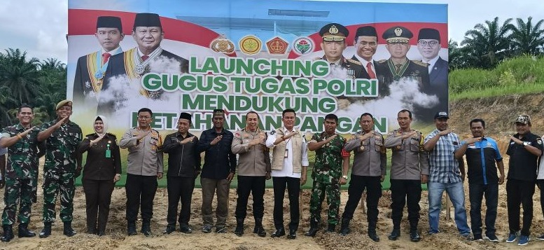 Launching Gugus Tugas Ketahanan Pangan, Kapolresta Pekanbaru Tebar Benih Jagung Manis dan Ikan Nila