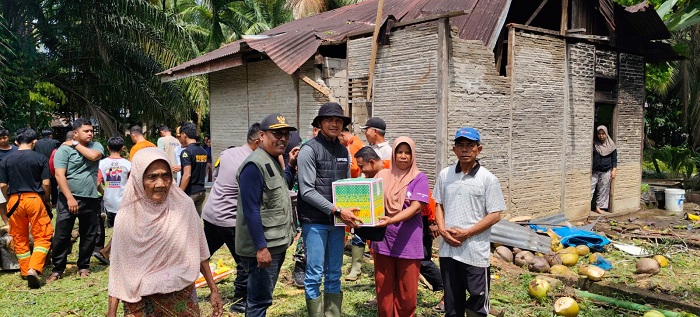 Polsek Bantu Rumah Warga Ditimpa  Pohon Besar di Banjar Benai