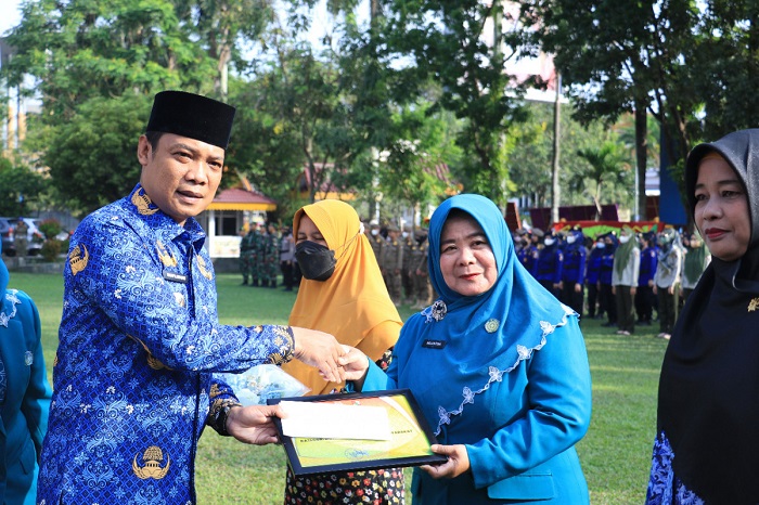 Peringatan Hari Ibu, Pj Wali Kota Pekanbaru Beri Penghargaan kepada 3 Perempuan Tangguh