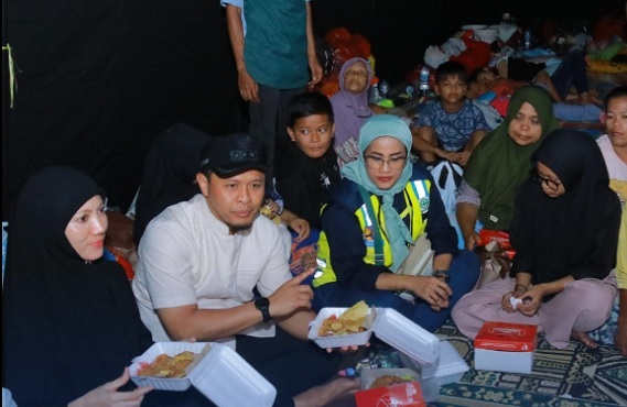 Agung dan Istri Sahur Bersama Warga di Tenda Darurat Korban Banjir Rumbai