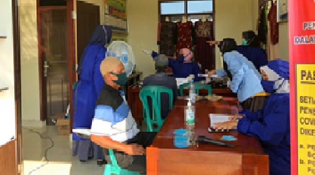 Kukerta Balek Kampung Unri Bantu Pelaksanaan Vaksinasi di Desa Pasir Makmur Rohul