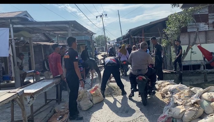 Polri  dan Warga  Panipahan Gotong Royong  Bersihkan Jalan dan Masjid